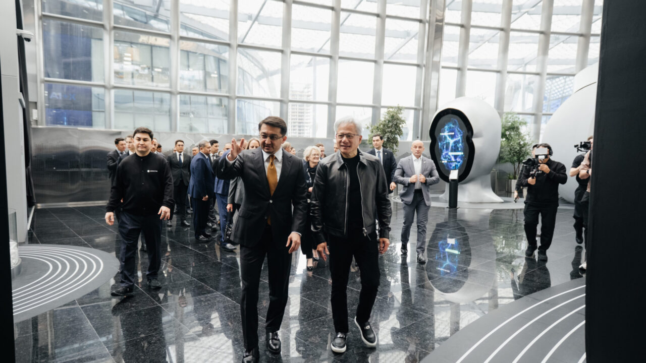 Основатель NVIDIA Дженсен Хуанг во время визита в международный центр ИИ alem.ai в Астане