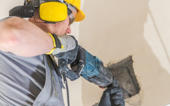 Пәтерде жөндеу жұмысын сағат нешеге дейін жүргізуге болады: заң талаптары мен айыппұлдар