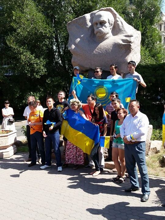 Митинг ко Дню независимости Украины у памятника Тарасу Шевченко в Алматы