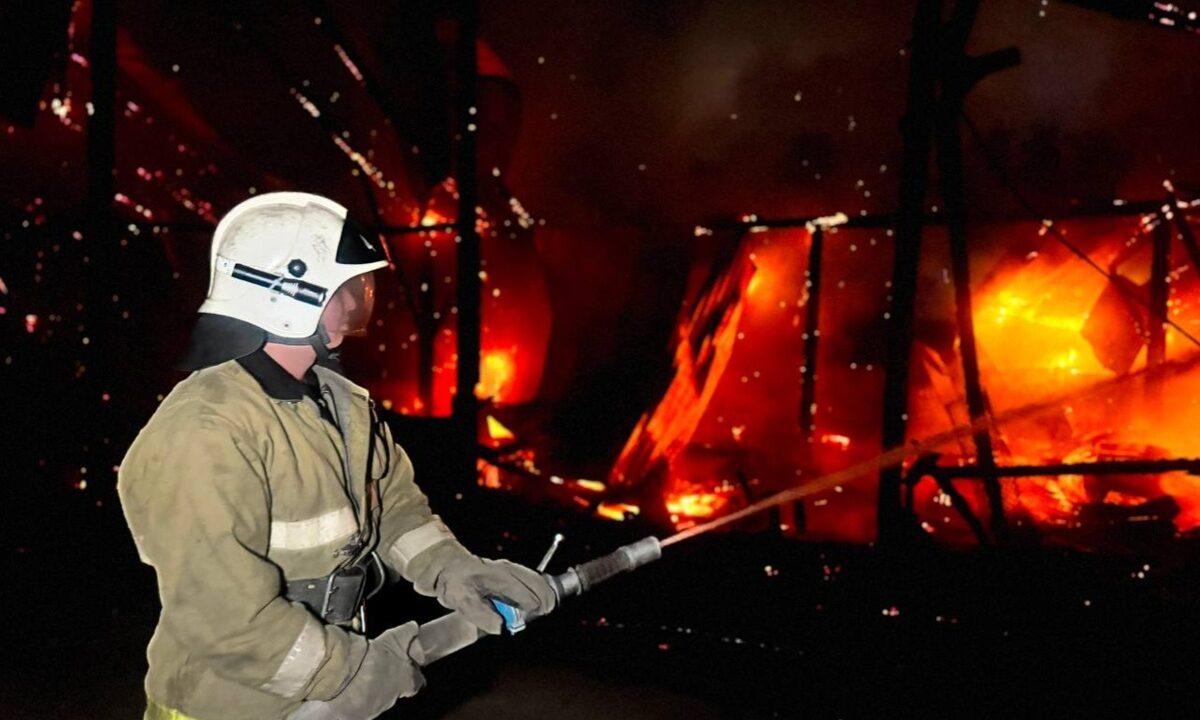 Пожарные ДЧС тушат возгорание, иллюстративное фото