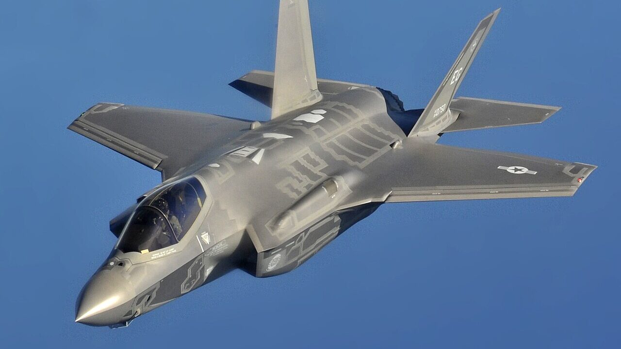 Истребитель пятого поколения F-35A Lightning II ВВС США в полёте