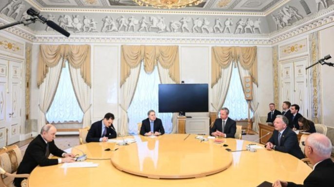 Владимир Путин и Стив Уиткофф на переговорах в Константиновском дворце 21 октября 2026 года