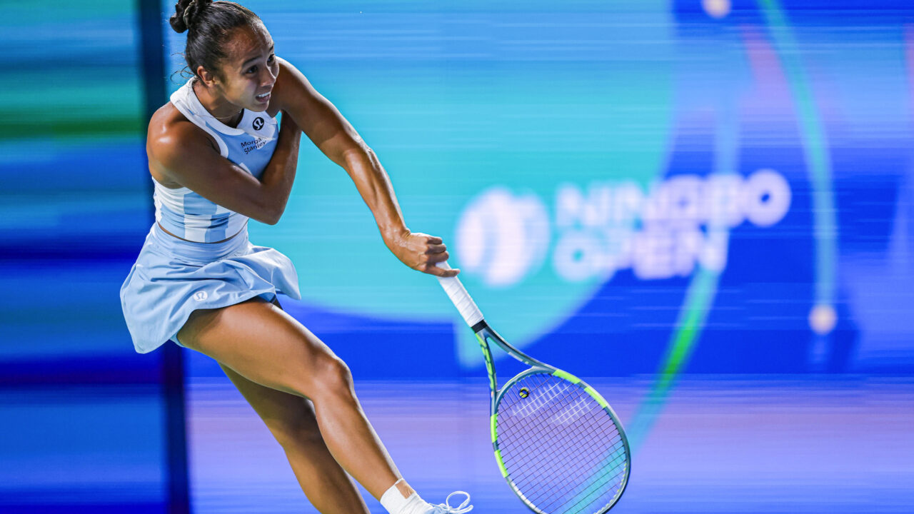 Лейла Фернандес на корте в четвертьфинале турнира WTA 500 в Нинбо