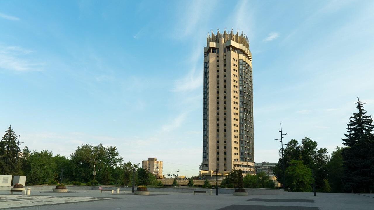 Гостиница «Казахстан» на проспекте Достык в Алматы