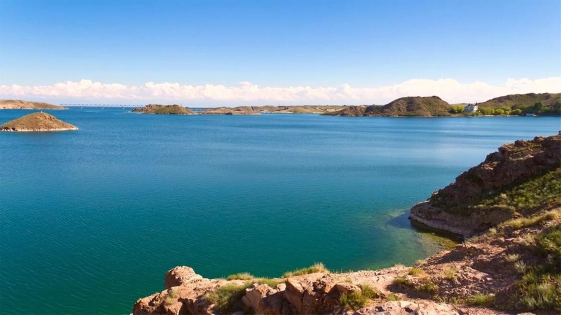 Пляж на Капшагайском водохранилище в Конаеве