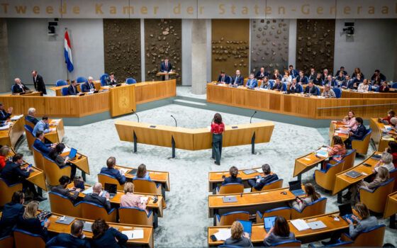 Нидерланды ЖИ-ге сүйеніп, 25 мың мемлекеттік қызметшіні қысқартпақ