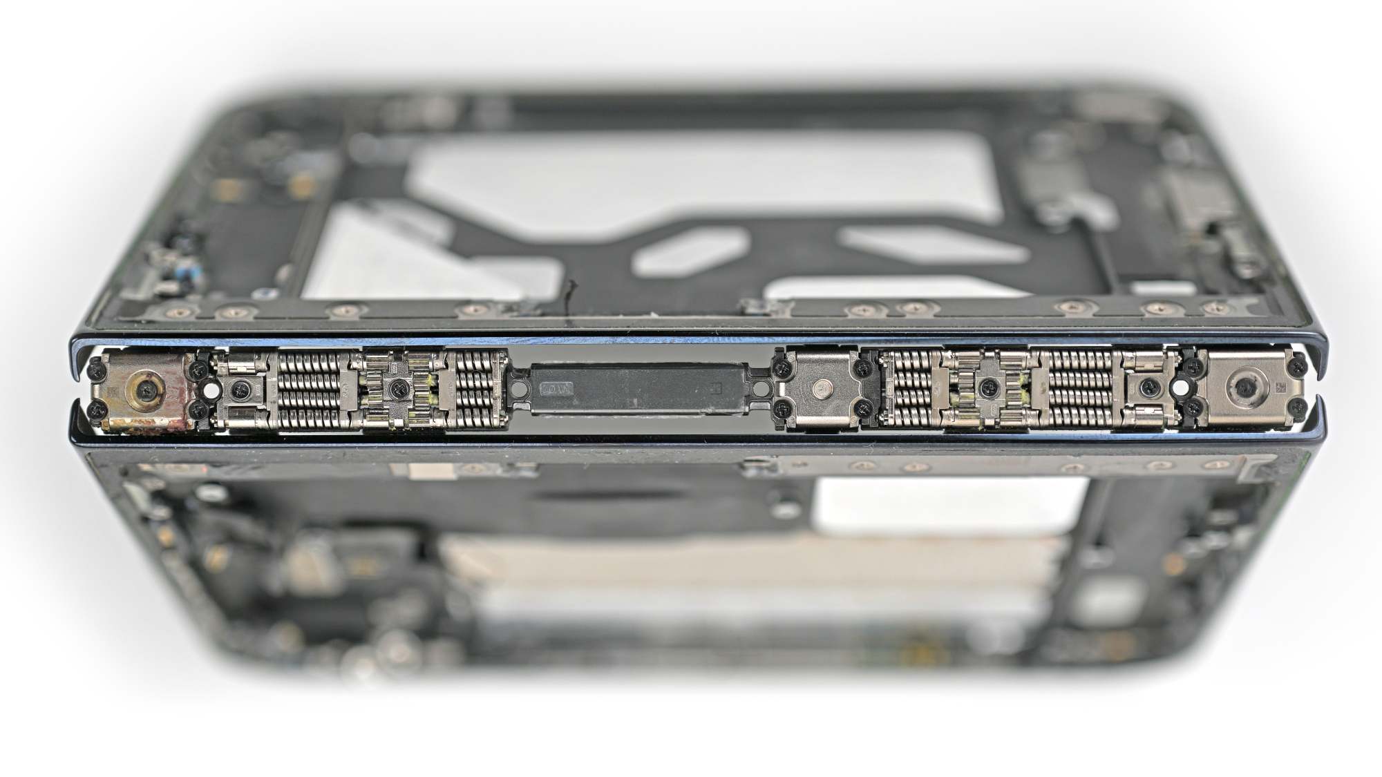 Пружины и детали шарнира складного iPhone Duo после разборки