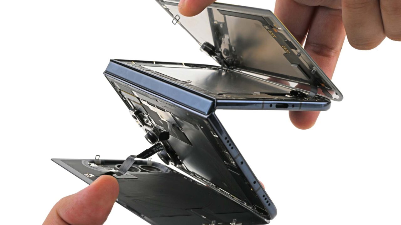 Складной смартфон Apple iPhone Duo во время разборки iFixit