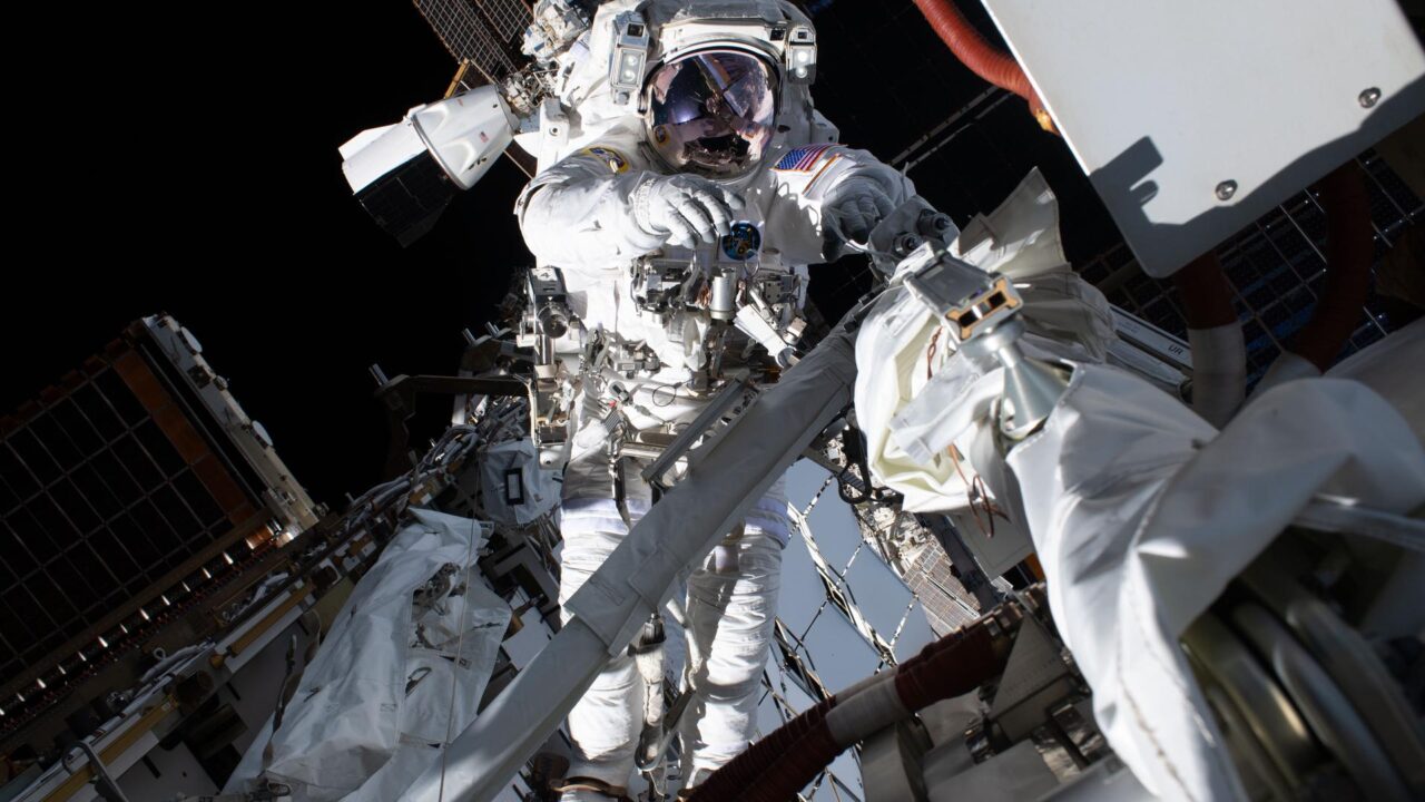 Астронавт NASA Анил Менон работает в открытом космосе у Международной космической станции