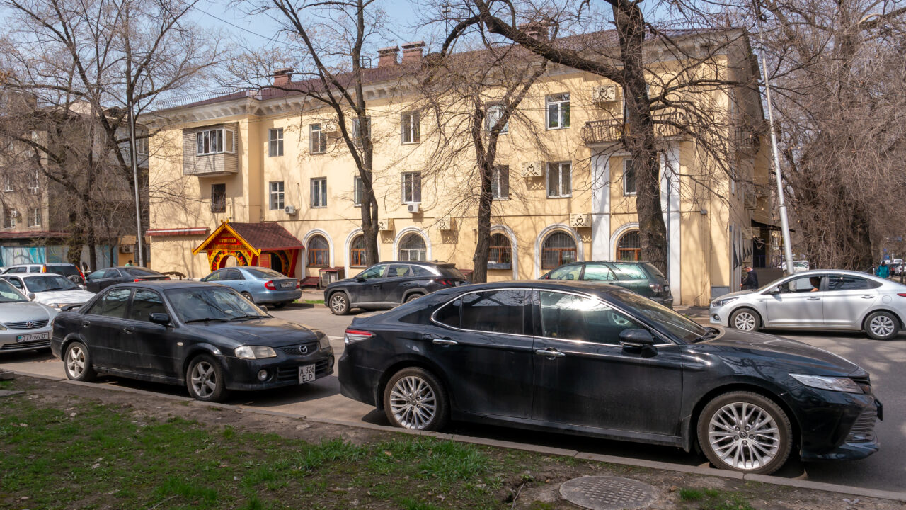 Вывески магазинов и заведений на городской улице в Казахстане
