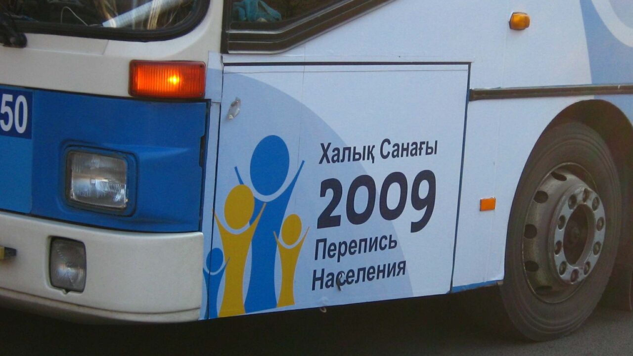 Городской автобус в Алматы с напоминанием о переписи населения 2009 года