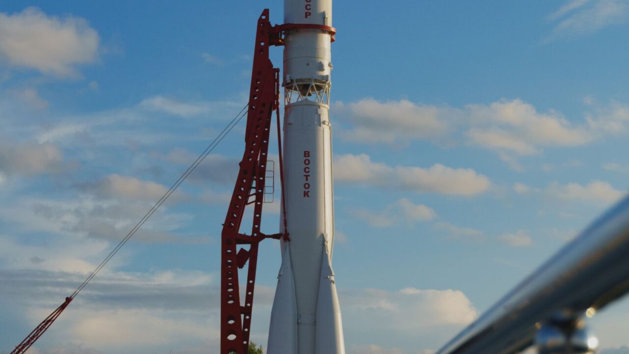 Ракета «Союз» на постаменте под голубым небом