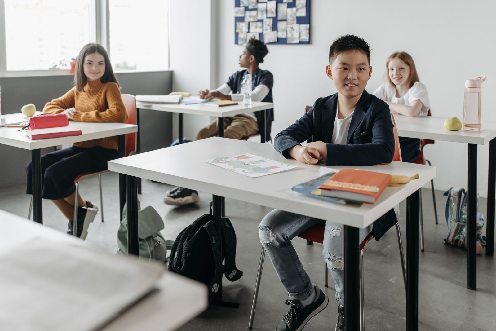 Школьники сидят за партами в классе