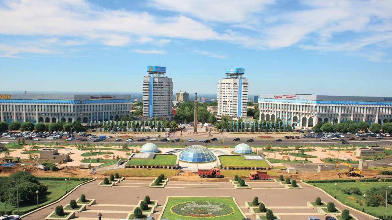 Площадь Республики и Монумент Независимости в Алматы
