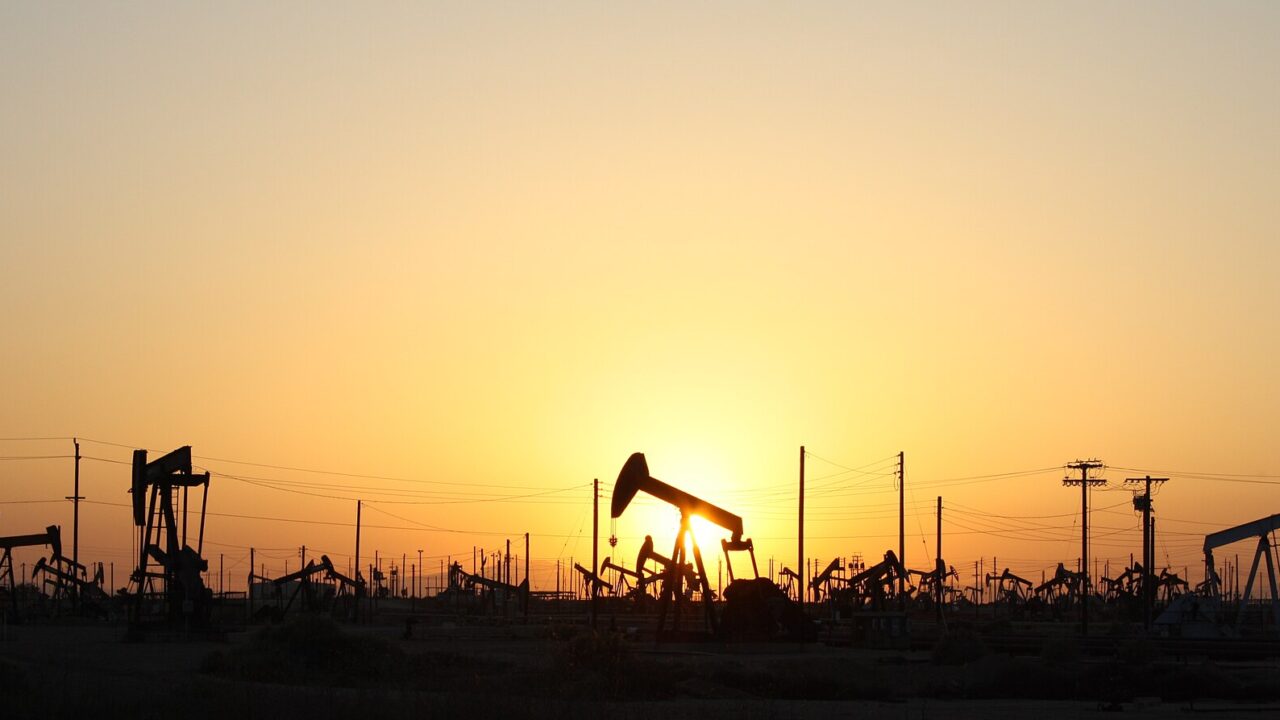 Станки-качалки на нефтяном месторождении на закате