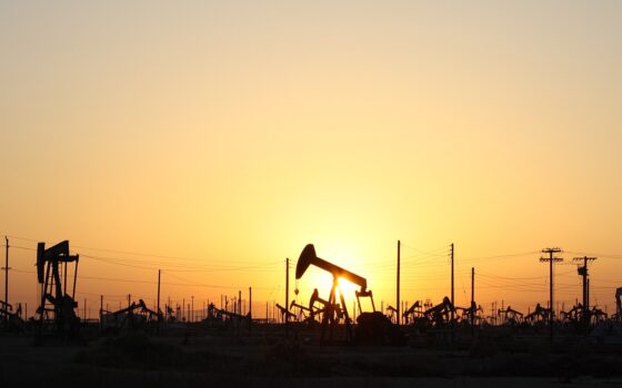 КазМунайГаз в 2026 году: как цена нефти влияет на компанию, бюджет и тенге