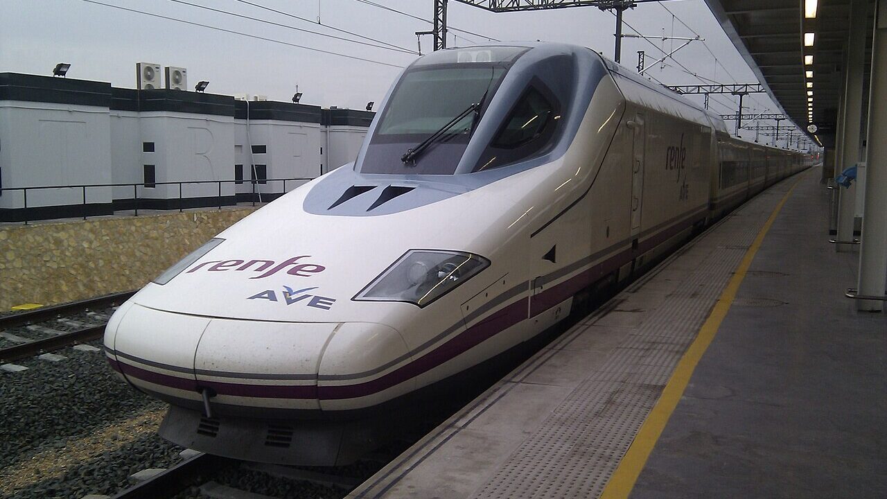 Скоростной поезд AVE испанской компании Renfe