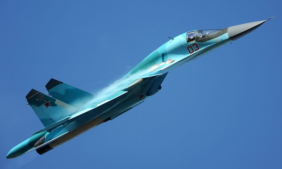 Фронтовой бомбардировщик Су-34 Воздушно-космических сил России