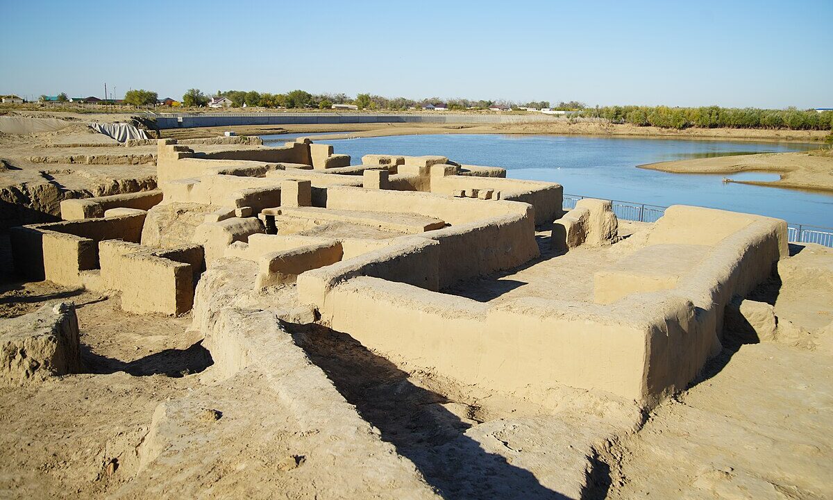 Мемориальный комплекс Сарайшык на берегу реки Жайык