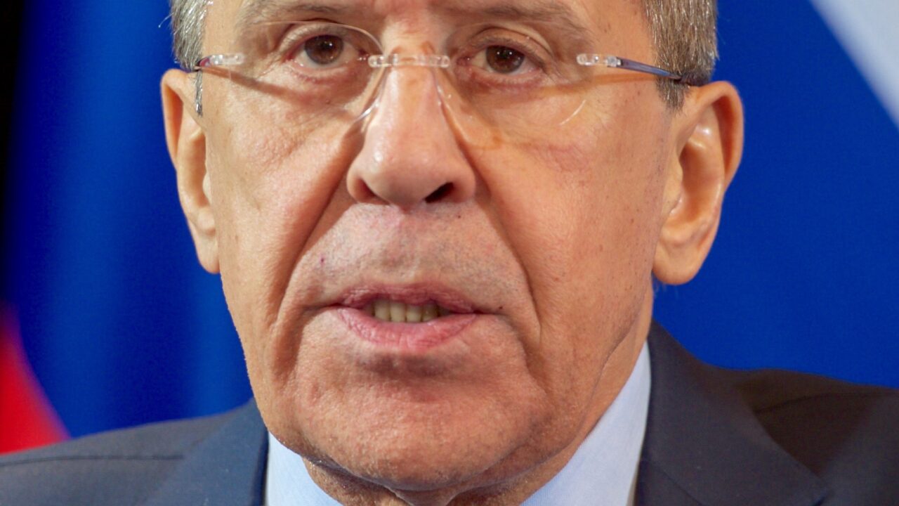 Министр иностранных дел России Сергей Лавров говорит с журналистами