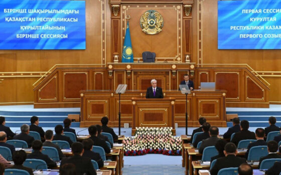 Мәжіліс депутаттары мен сенаторлар: 2026 жылы Құрылтайға кімдер және қай партиядан өтті