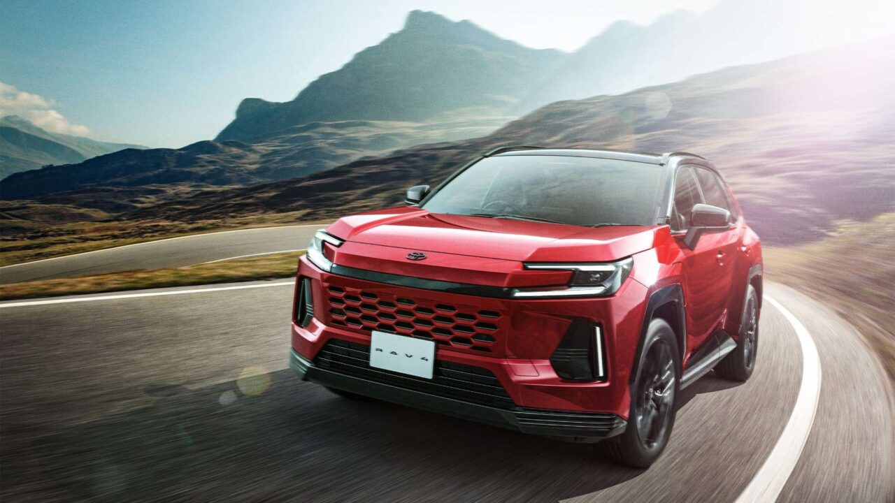 Кроссовер Toyota RAV4 Plug-in Hybrid на дороге