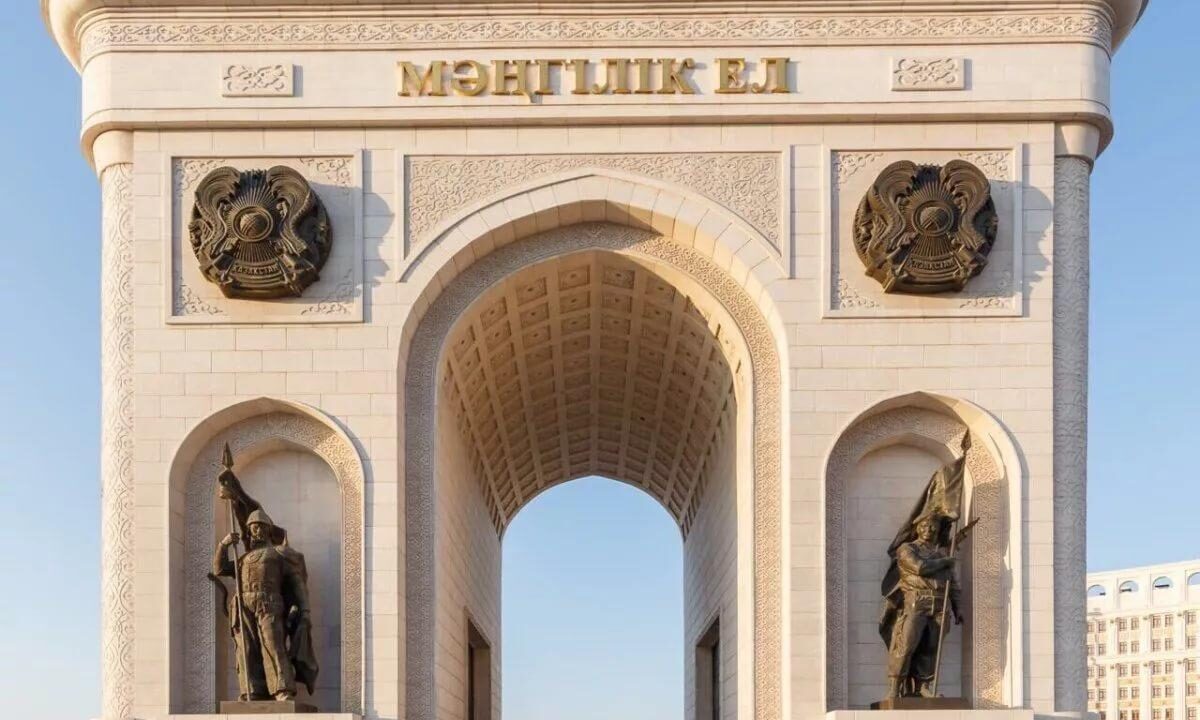 Триумфальная арка «Мәңгілік Ел» на одноимённом проспекте в Астане