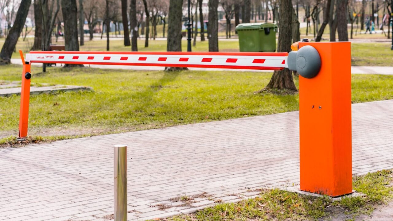 Шлагбаум во дворе многоквартирного дома