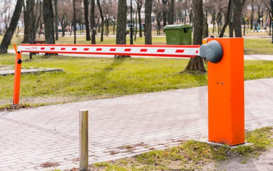 Аулаға шлагбаум орнату: ҚР заңы не дейді